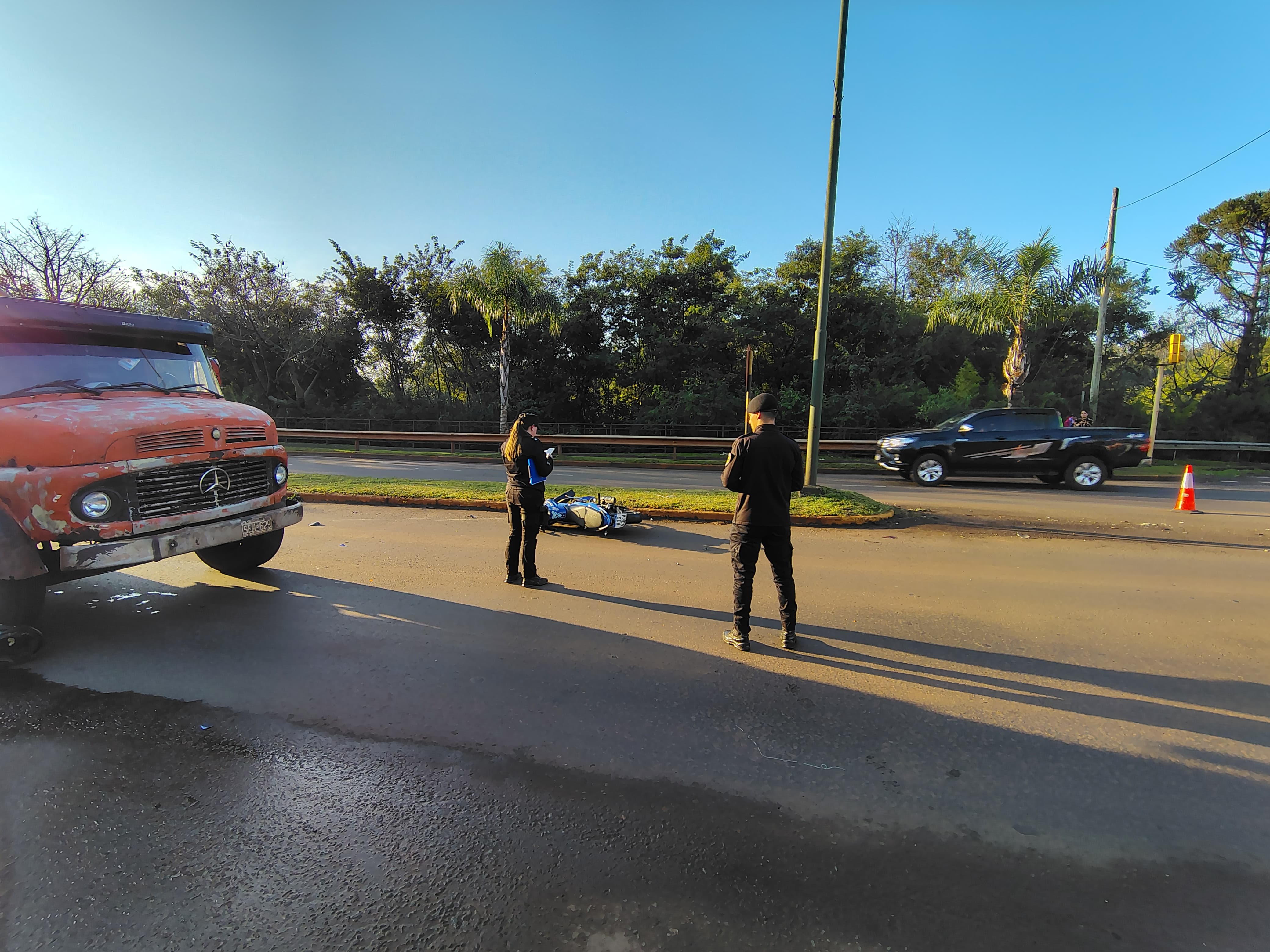 Motociclista sufrió graves lesiones tras chocar contra un camión detenido en un semáforo en Oberá 2